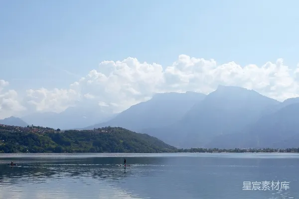 高清摄影 背景中有山的水域