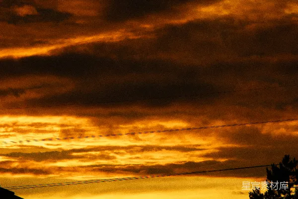 高清摄影 夕阳时天空非常阴暗且多云。
