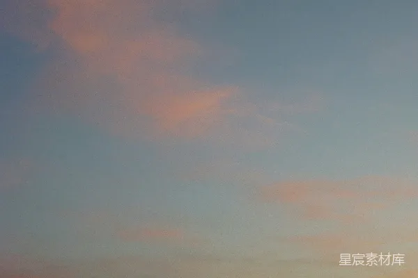 高清摄影 夕阳下蓝色天空中的粉色云彩