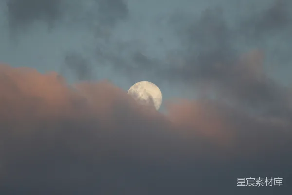高清摄影 满月透过云层。