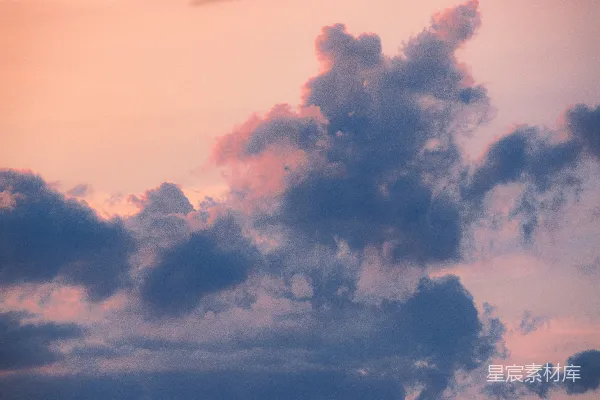 高清摄影 天空中飞行的一架飞机，背景是云彩。