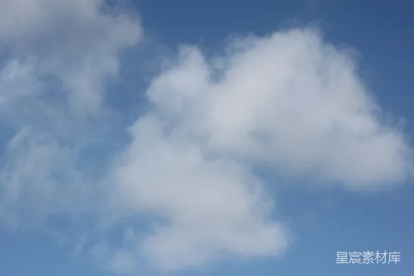 高清摄影 一群人在一片茂密绿色田野的顶上