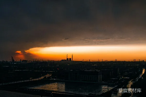 高清摄影 夕阳西下，一座城市和一片水域之间。