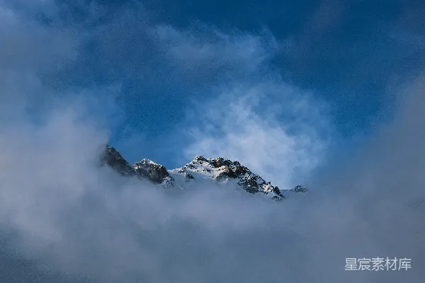 高清摄影 白天雪顶山被雾笼罩
