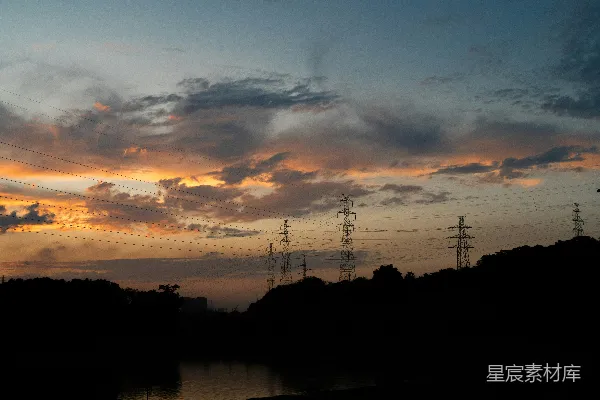 高清摄影 夕阳落下在一片水域之上