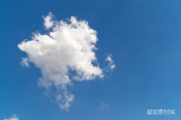 高清摄影 一朵白色的云漂浮在晴朗的蓝天中。