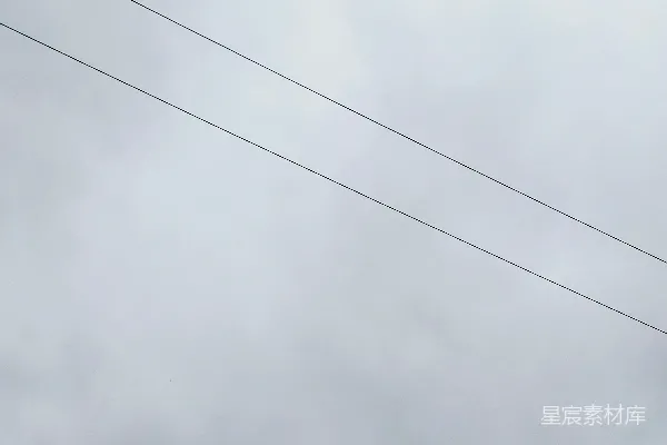 高清摄影 一个交通灯挂在一根电线上的一个阴天里
