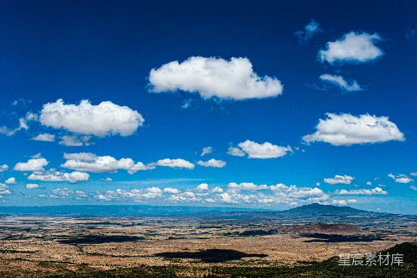 高清摄影 山峦的景象，天空中云雾缭绕