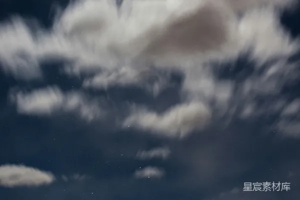 高清摄影 夜空满是云朵和星星