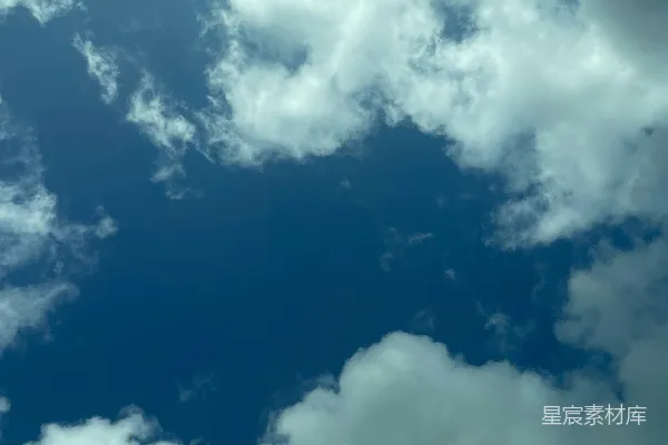 高清摄影 一架飞机穿过一片云层的蔚蓝天空