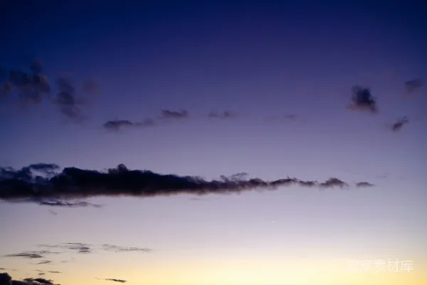 高清摄影 紫色和黄色的天空中有暗云。