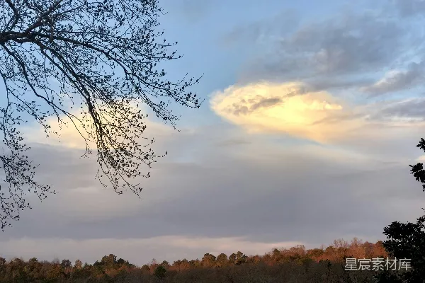 高清摄影 天空中的云层间正透着阳光