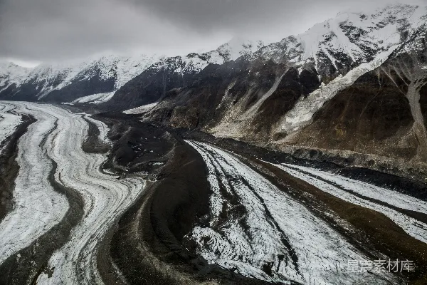 高清摄影 覆盖着白雪的山峦全景