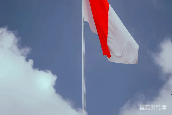 高清摄影 天际飘扬的红白 flags