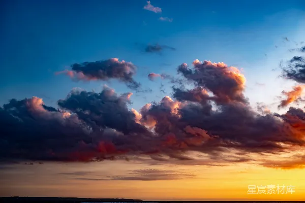 高清摄影 夕阳下的云和蓝天