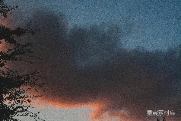 高清摄影 日落，前景有云和树木。