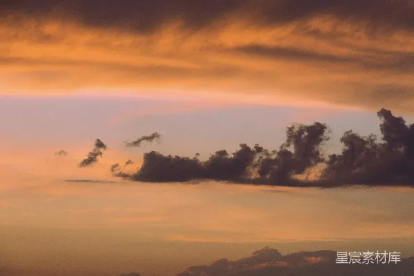 高清摄影 夕阳下飞翔在空中的飞机