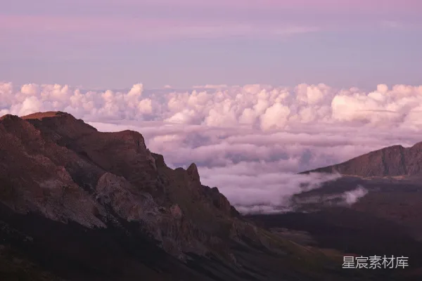 高清摄影 山顶上俯瞰的山峦与云雾