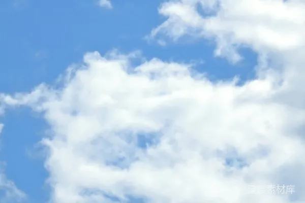 高清摄影 fluffy白的云在清澈的蓝天中漂浮。