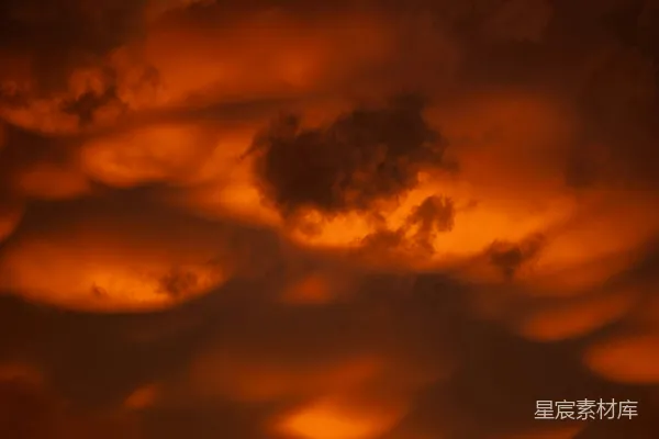 高清摄影 夕阳下的橙色云朵显得格外 dramatic 。