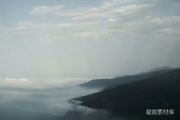 高清摄影 一架飞机飞越覆盖着云层的高山