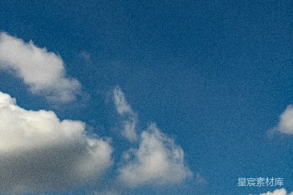 高清摄影 空中飞行的飞机，背景是云朵。