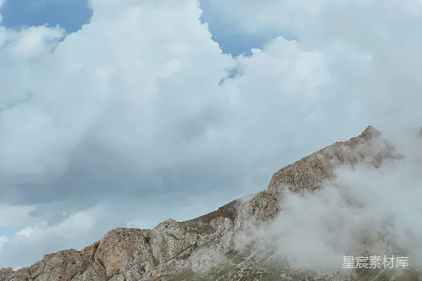 高清摄影 一个男人骑在一片绿意盎然的山坡上