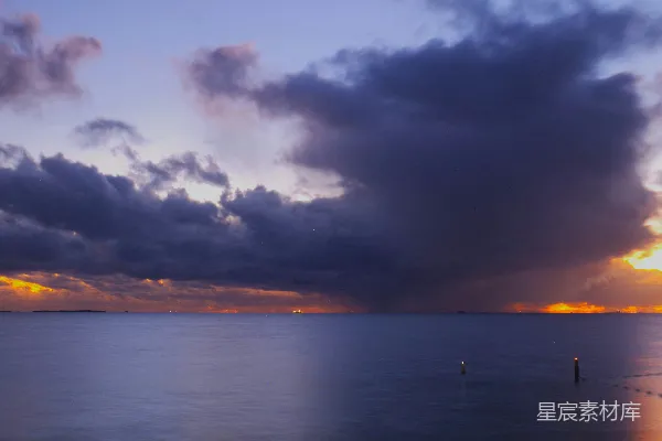 高清摄影 夕阳下，云朵在海洋之上。