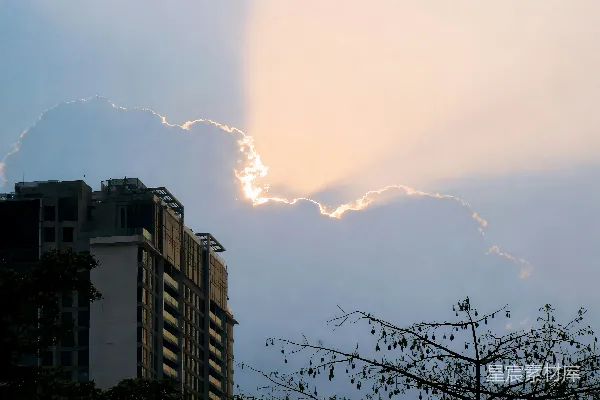 高清摄影 建筑物背后的阳光穿透云层