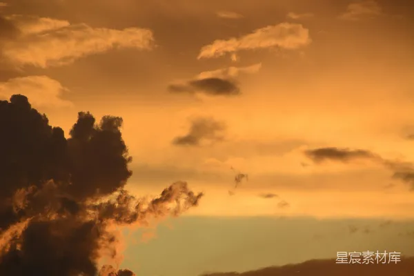 高清摄影 夕阳下飞翔在天空中的飞机
