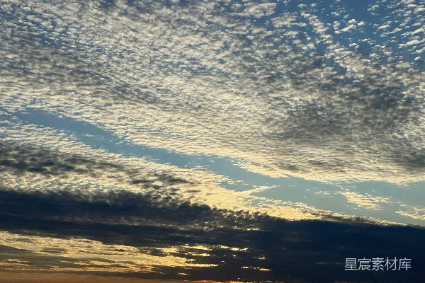 高清摄影 夕阳西下，天空中布满了云彩。