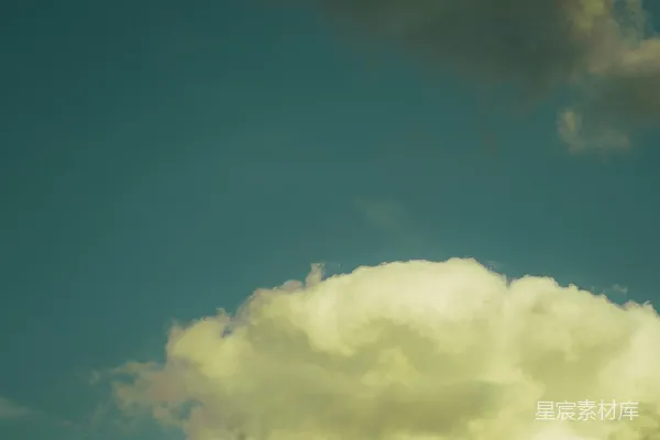 高清摄影 蓝天上有大片的黄云和一片乌云。