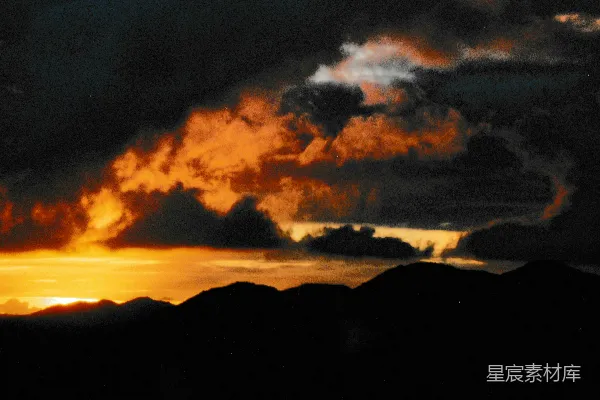高清摄影 山和海洋间轮廓分明的山脉与夕阳交相辉映的壮观景色。