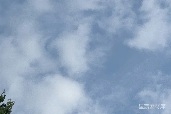 高清摄影 钟楼背景是一片阴云的天空