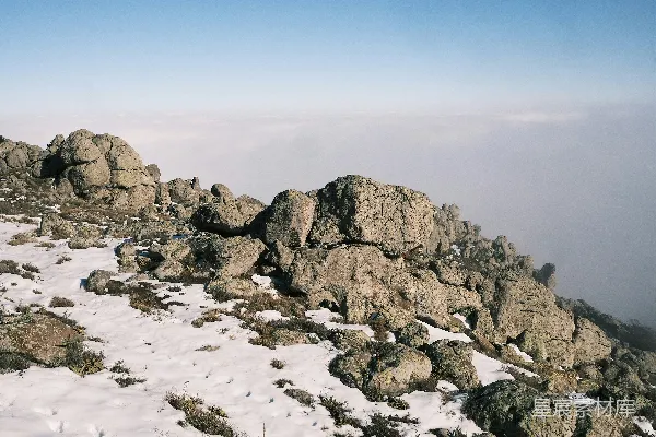 高清摄影 地面上覆盖着白雪的山峰