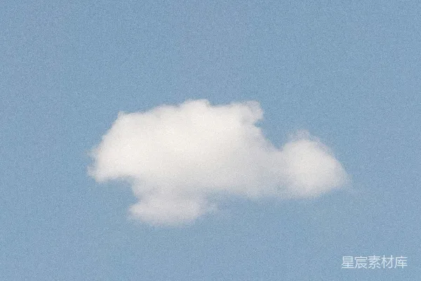 高清摄影 一朵白色的云在蔚蓝的天空中漂浮。