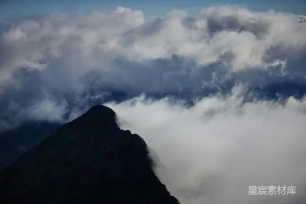 高清摄影 天空中一座被云环绕的高山
