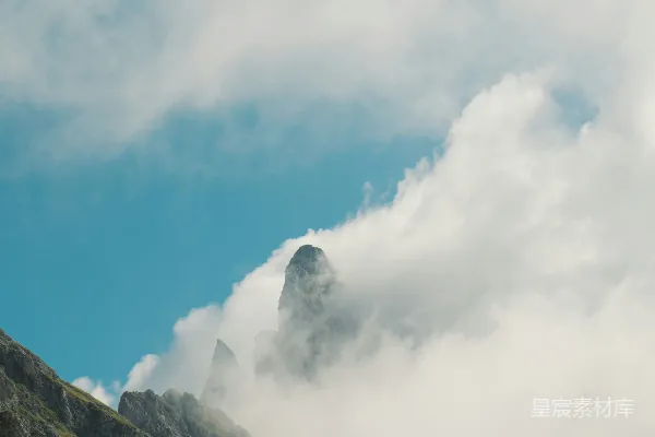 高清摄影 白雲下綠色山巒在白天