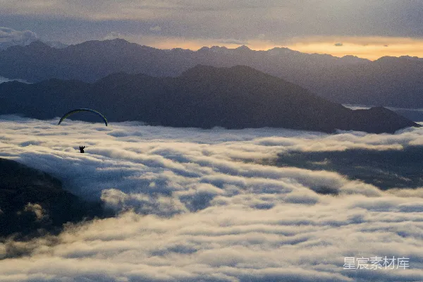 高清摄影 白天人在白云上骑伞滑翔
