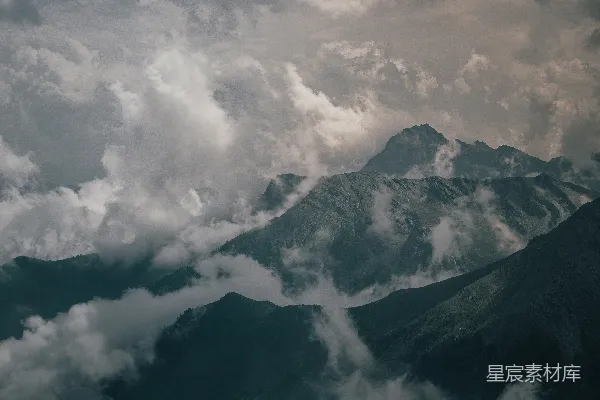 高清摄影 山峰穿透弥漫的戏剧性天空。