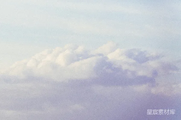 高清摄影 空中飞行的飞机，背景中有许多云朵。