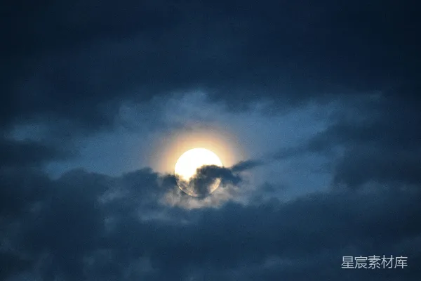 高清摄影 夕阳透过阴沉而戏剧性的云层。