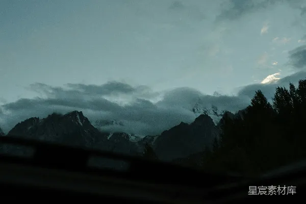 高清摄影 车窗前眺望山峦群峰