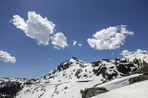 高清摄影 覆盖着白雪的山峰，在半阴天的背景下