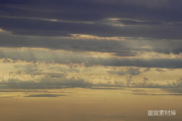 高清摄影 夕阳下阳光透过壮丽的云层洒落。