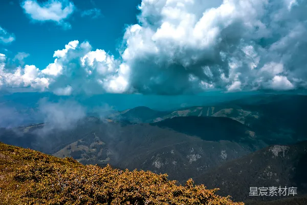高清摄影 棕色山脉在白天白云蓝天的背景下