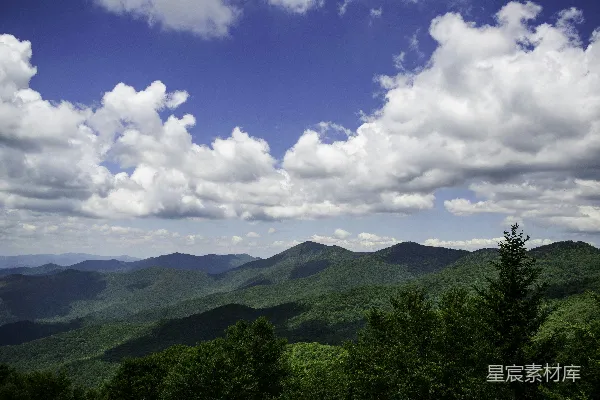 高清摄影 山峦之间的云海美景