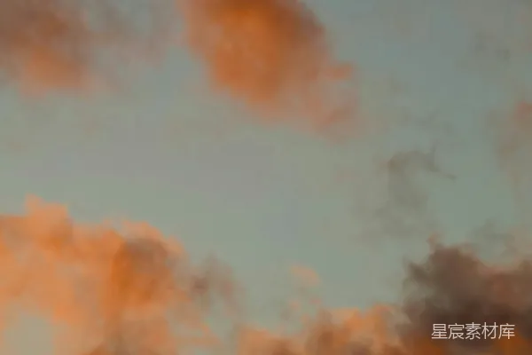 高清摄影 橙色的云在淡蓝色的天空中漂移。