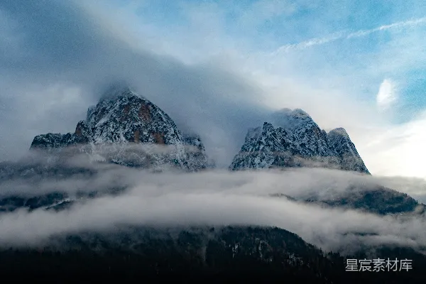高清摄影 蓝天下的雪山云海