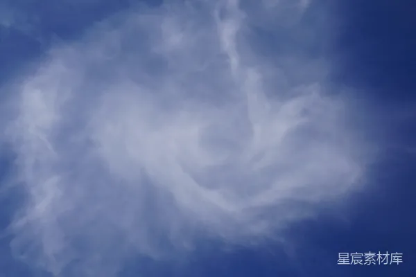 高清摄影 一架飞机穿越一片云层中的蔚蓝天空